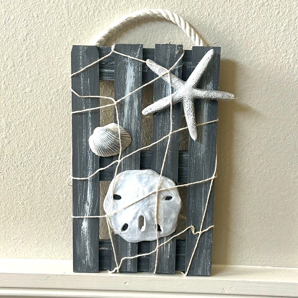 HANDMADE WOODEN DECORATION WITH SHELLS